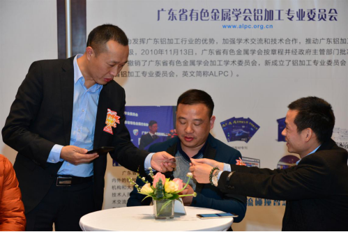 　　企業(yè)家們熱情主動(dòng)交流，現(xiàn)場(chǎng)氣氛熱絡(luò)融洽