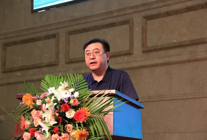 堅(jiān)持?jǐn)U大應(yīng)用 挖掘鋁業(yè)新增長點(diǎn) 2018年擴(kuò)大鋁應(yīng)用高層論壇在霍林郭勒市舉行