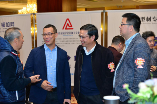 　　企業(yè)家們熱情主動(dòng)交流，現(xiàn)場(chǎng)氣氛熱絡(luò)融洽