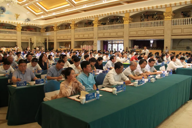 堅持?jǐn)U大應(yīng)用 挖掘鋁業(yè)新增長點 2018年擴大鋁應(yīng)用高層論壇在霍林郭勒市舉行