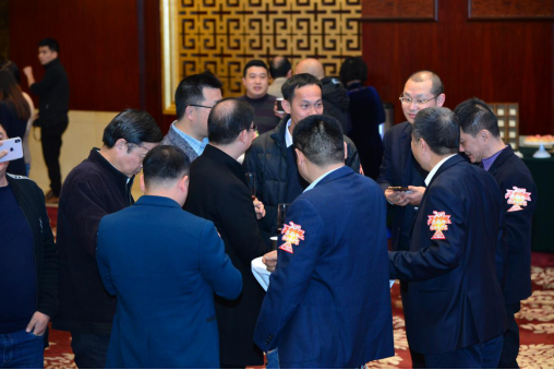 　　企業(yè)家們熱情主動(dòng)交流，現(xiàn)場(chǎng)氣氛熱絡(luò)融洽